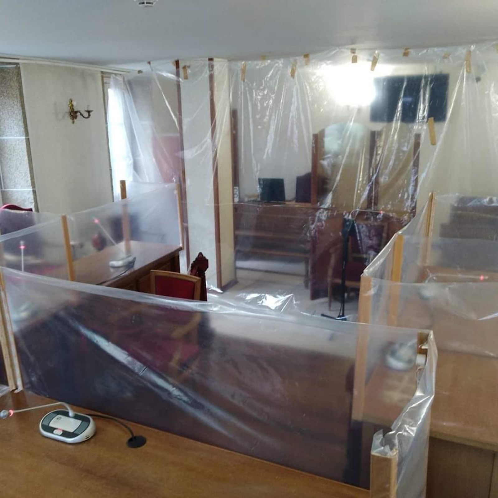 Una propuesta de separación de una sala de vistas en los juzgados de Valencia, donde no se sabe si están de obras o van a celebrar realmente un juicio.