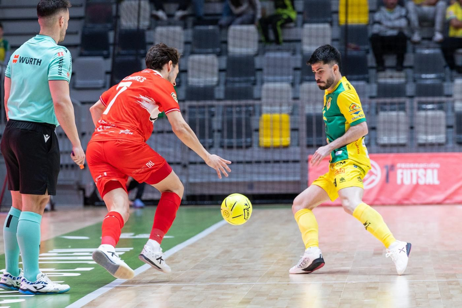 En imágenes: la afición y mejores jugadas del Jaén FS - Jimbee Cartagena