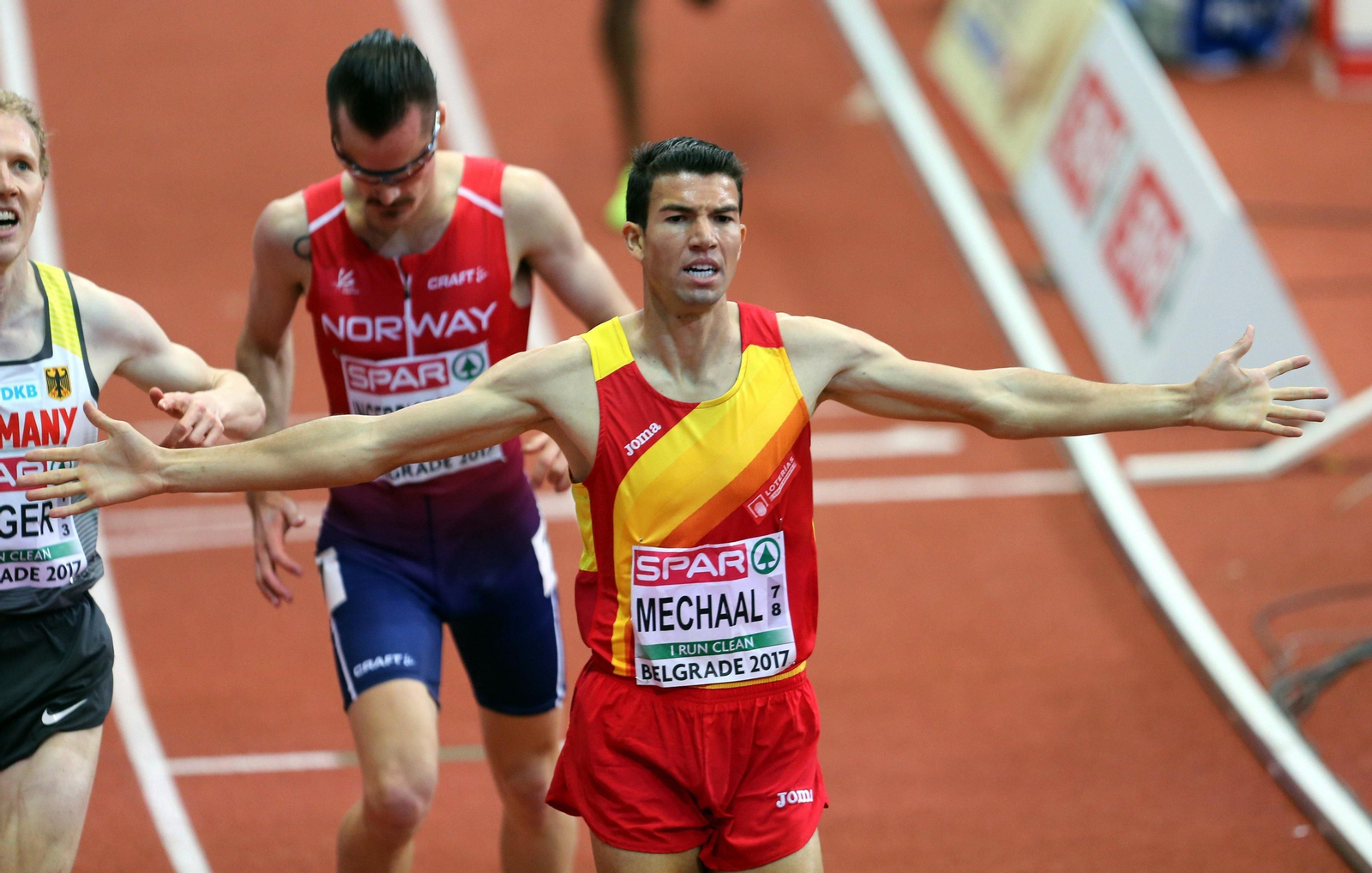 El atleta español Adel Mechaal celebra el triunfo en la carrera de 3.000 tras cruzar la línea de meta. El atleta español Adel Mechaal celebra el triunfo en la carrera de 3.000 tras cruzar la línea de meta.