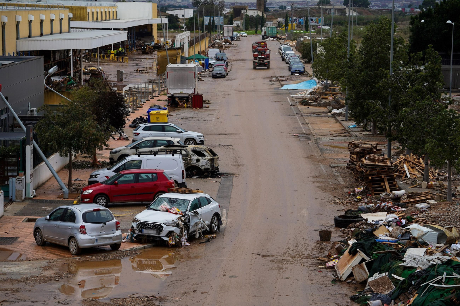 Destrozos en vehículos y carreteras de Valencia tras el paso de la DANA