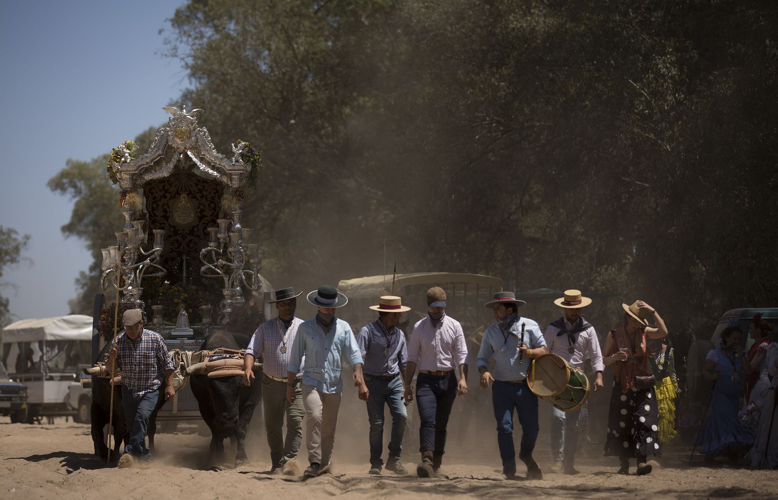 El paso de hermandades del Rocío por la Raya Real