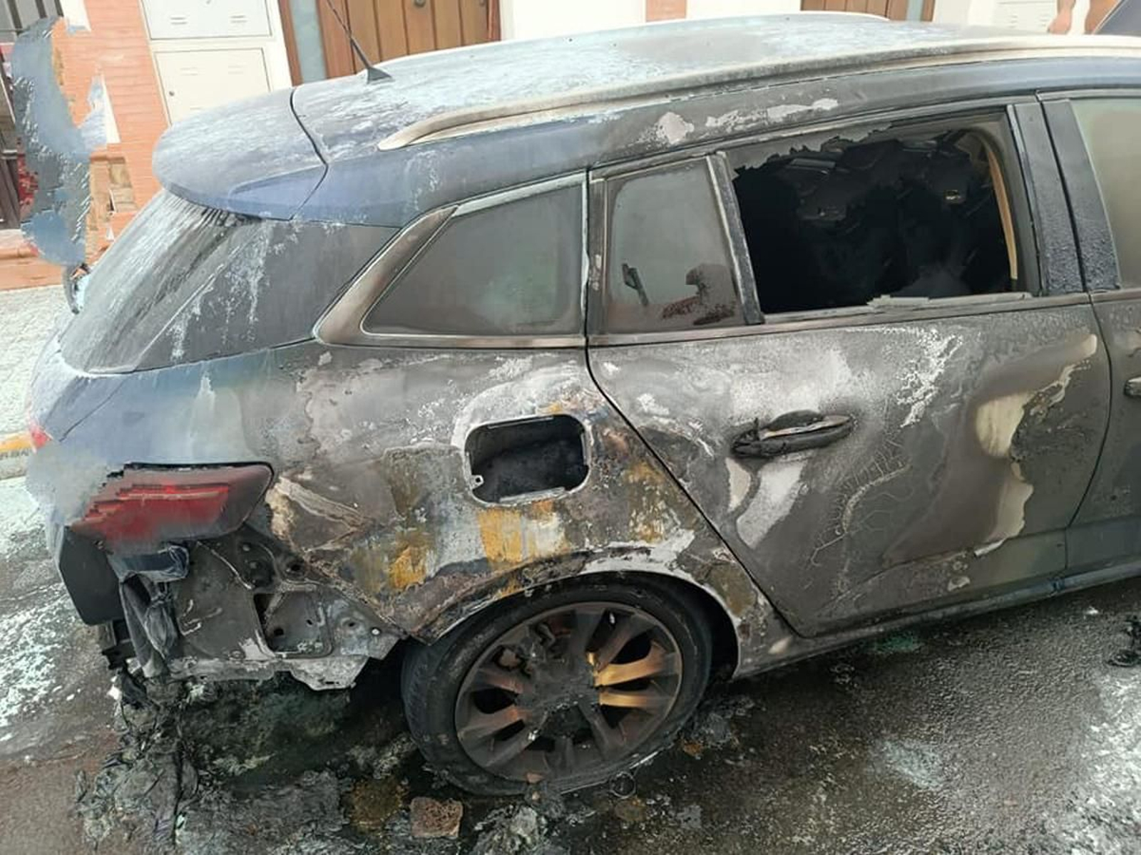 El fuego ha calcinado el el vehículo causándole daños irreparables.