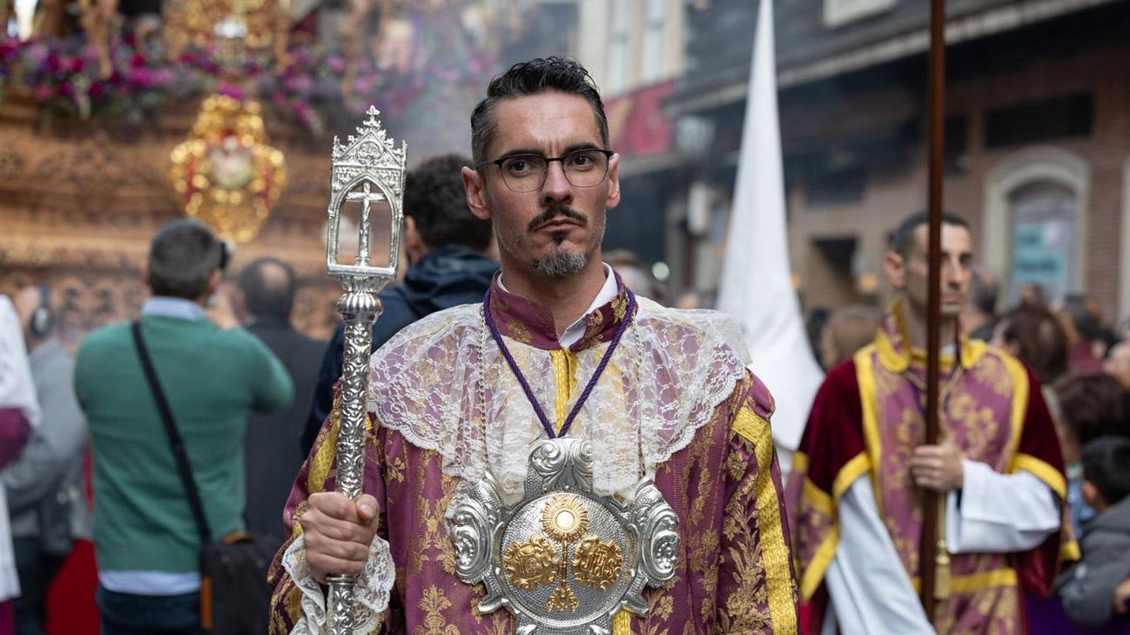 Los cofrades se rinden ante los grandes pasos de misterio del Lunes Santo