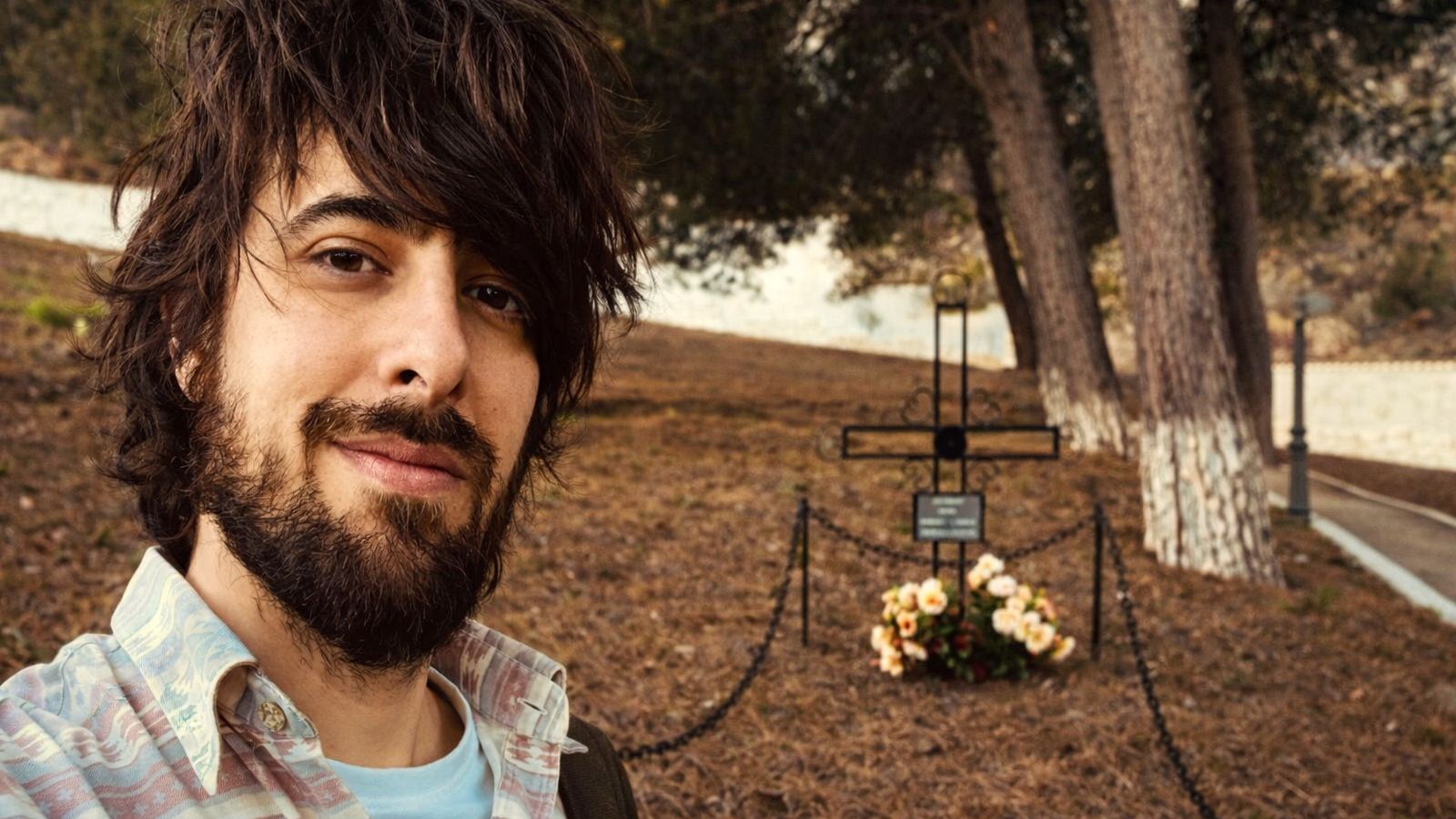 David Uclés posa junto a la tumba de Odisto Ardelento, personaje central de su novela 'La península de las casas vacías'.