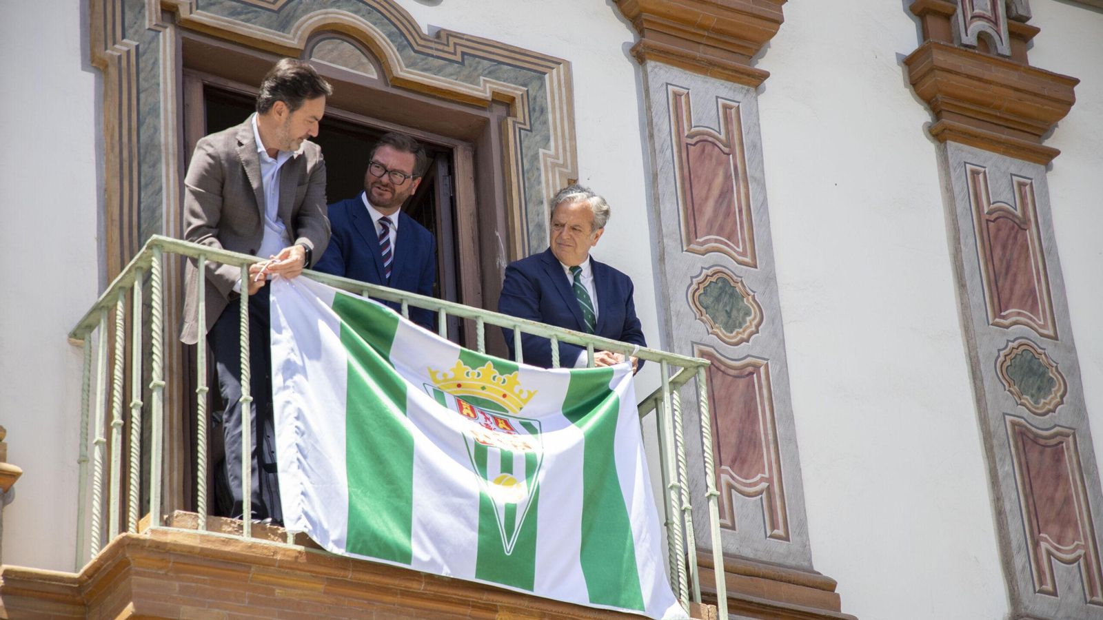 Salvador Fuentes y Antonio Fernández Monterrubio colocan la bandera del CCF en la Diputación. Salvador Fuentes y Antonio Fernández Monterrubio colocan la bandera del CCF en la Diputación.