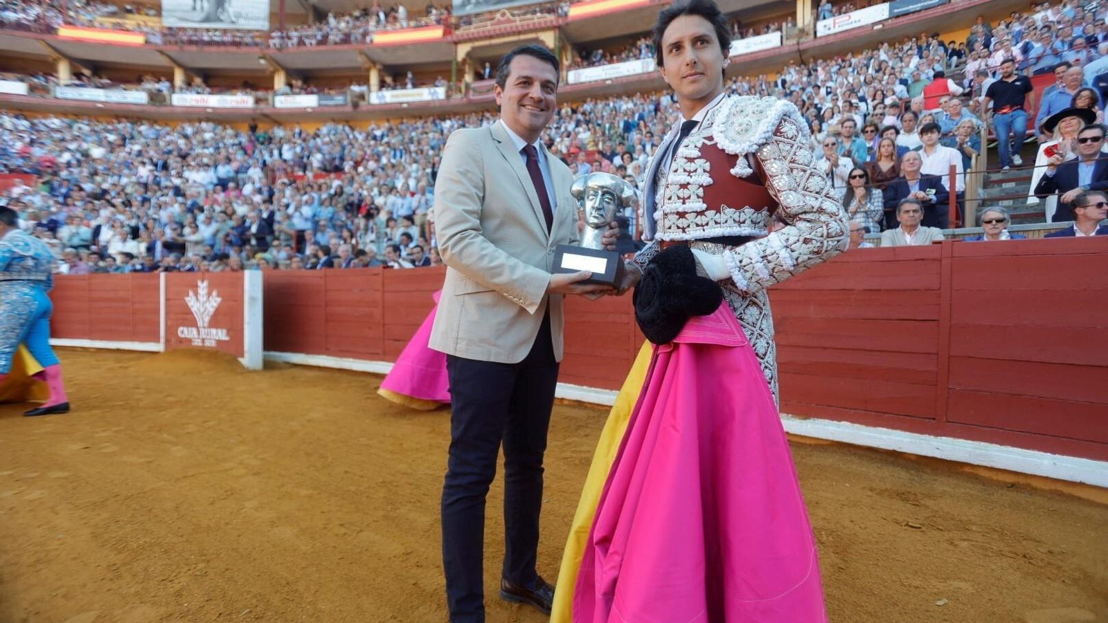 El alcalde de Córdoba, José María Bellido, entrega el Trofeo Manolete a Roca Rey. El alcalde de Córdoba, José María Bellido, entrega el Trofeo Manolete a Roca Rey.