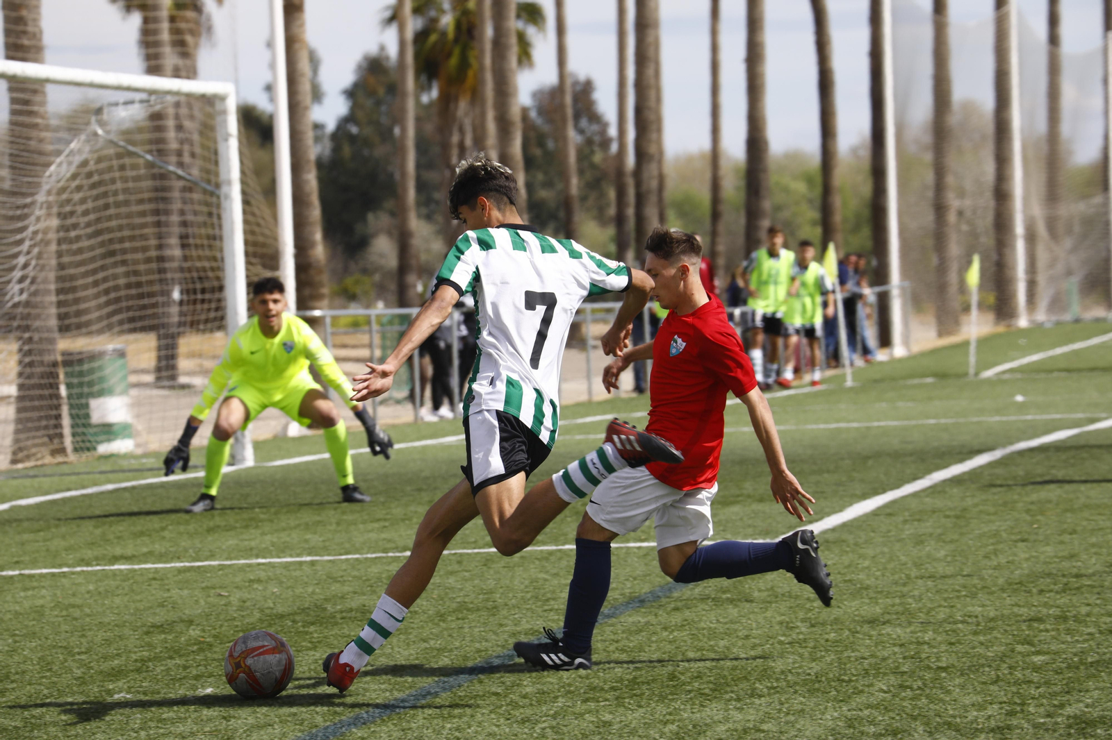 Álex López ejecuta un disparo en el duelo ante el San Félix.