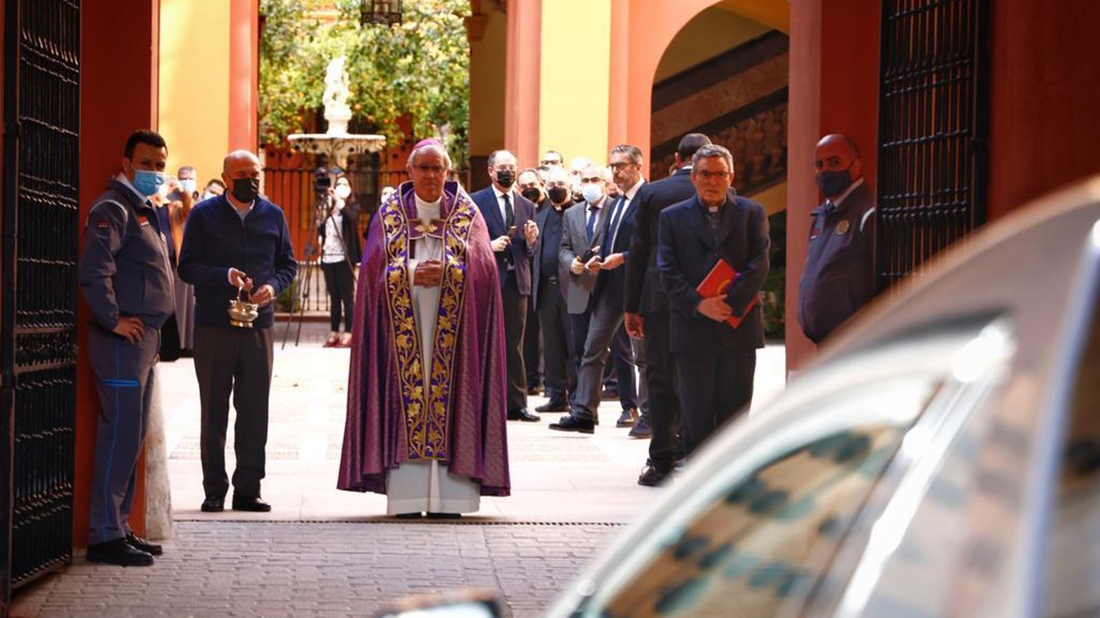 Monseñor Saiz recibe los restos de Carlos Amigo.
