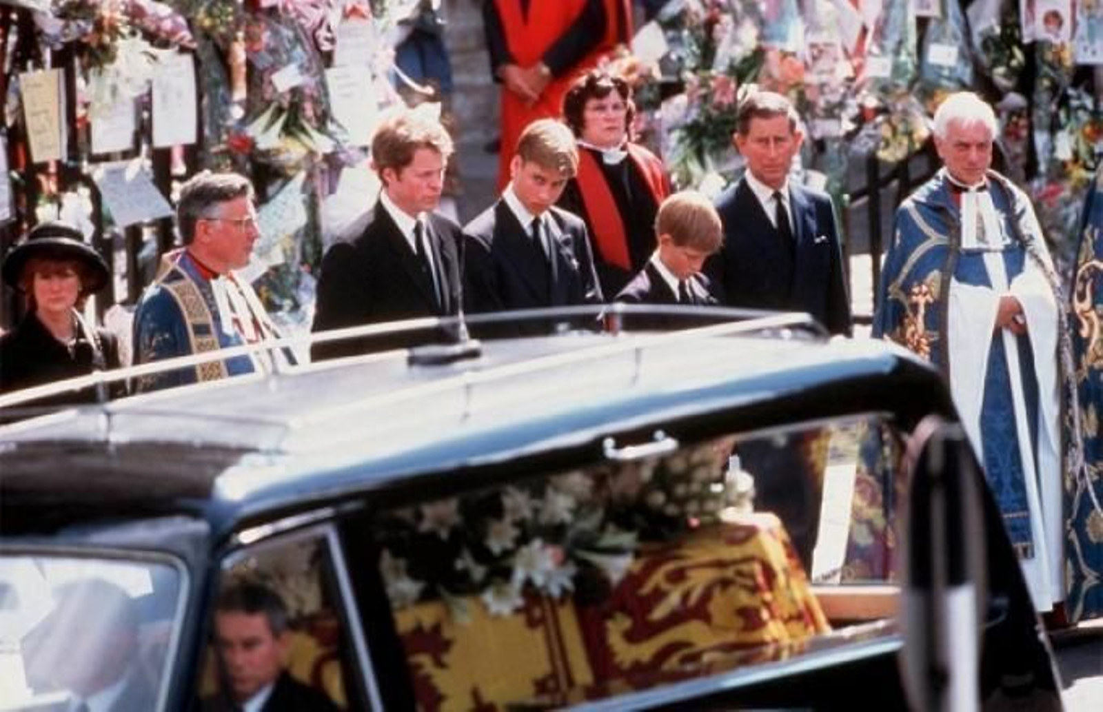 El príncipe Carlos y sus hijos en el funeral de Diana Spencer.