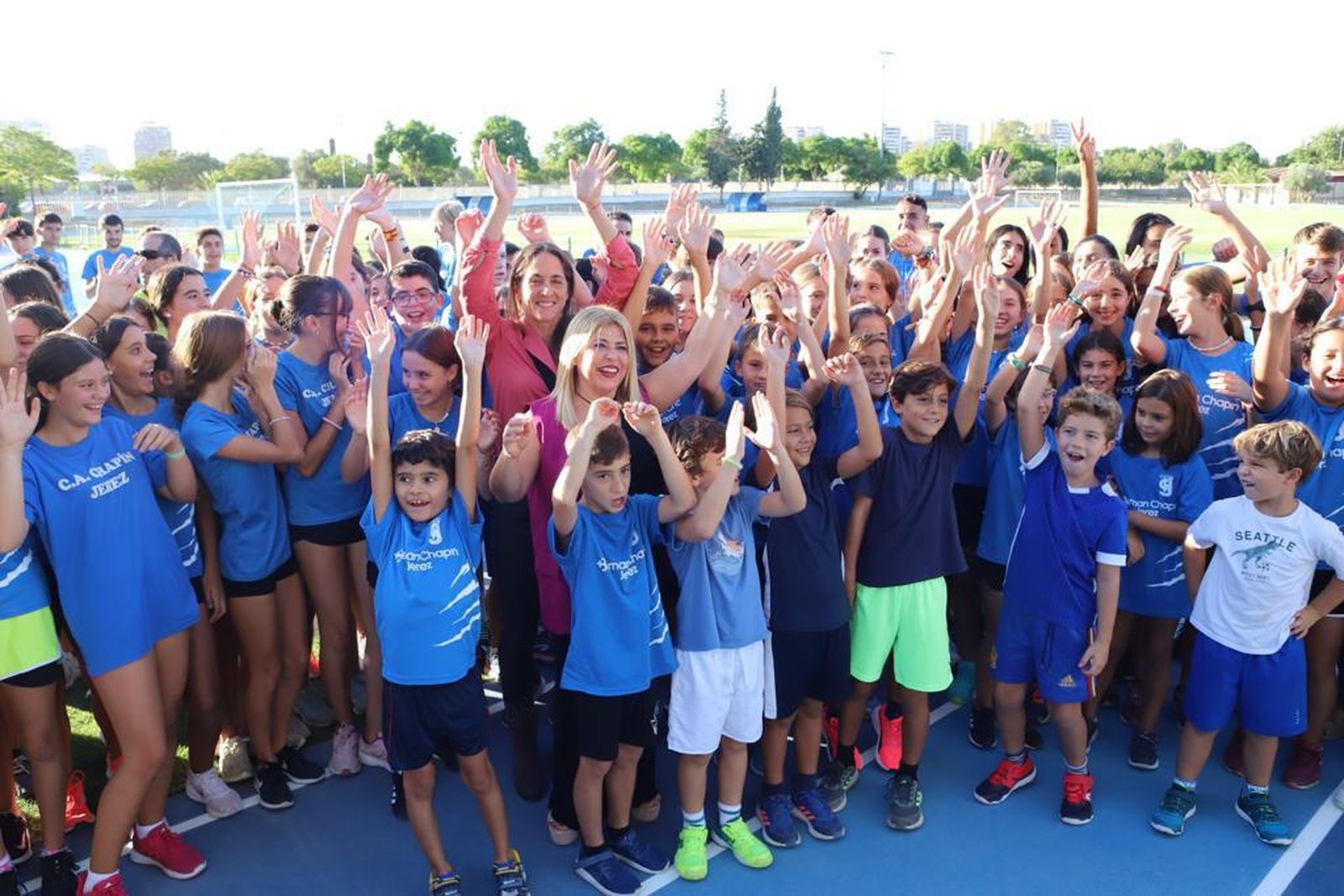 Mamen Sánchez y Mercedes Chilla, sonrientes junto a jóvenes atletas de varios clubes jerezanos.