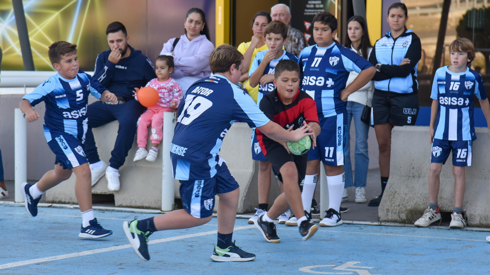 Las fotos de la jornada de balonmano calle del Ciudad de Algeciras en Bahía Plaza