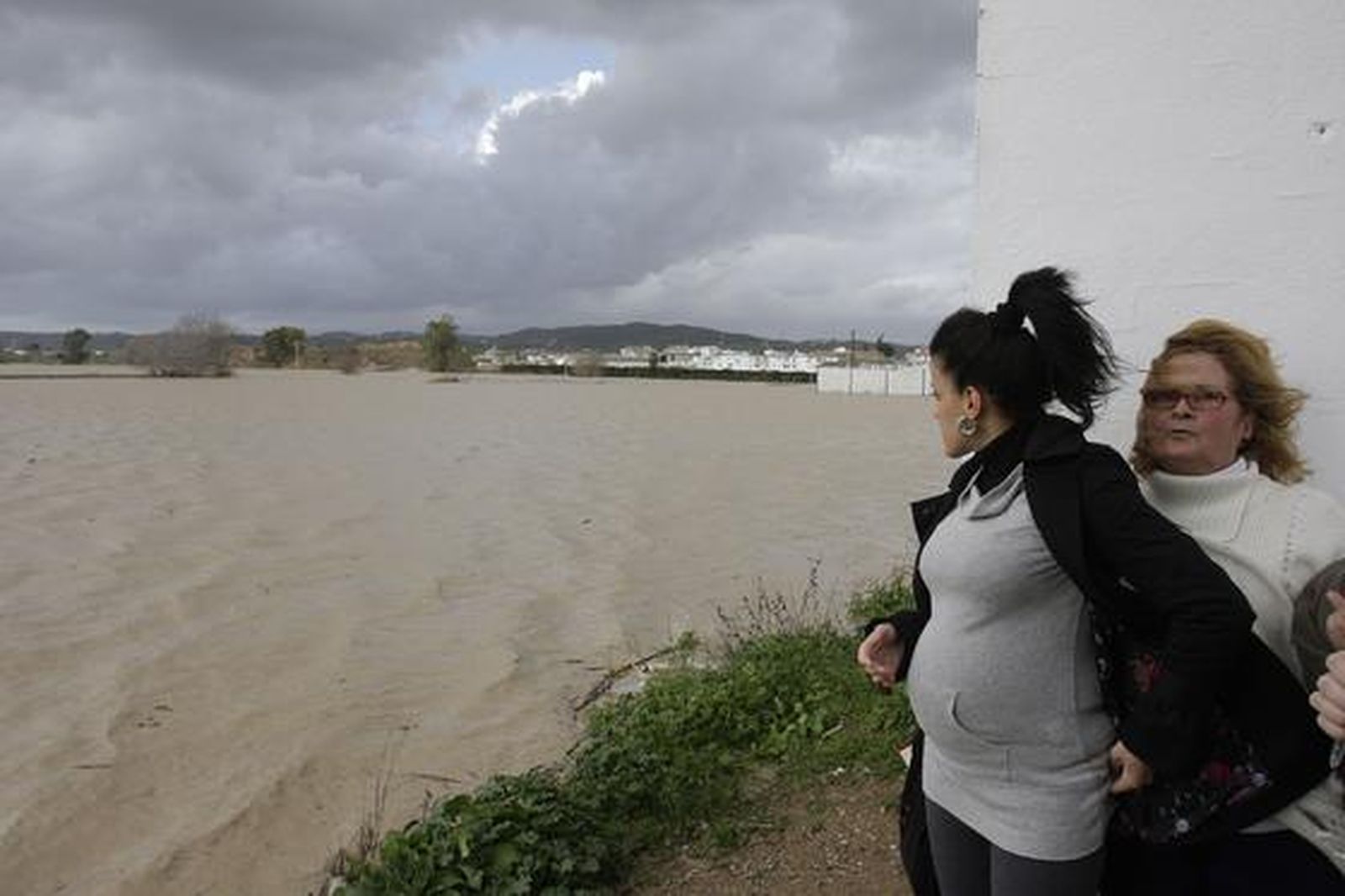 El agua amenaza las viviendas más cercanas al río.  Foto: Juan Carlos Vázquez