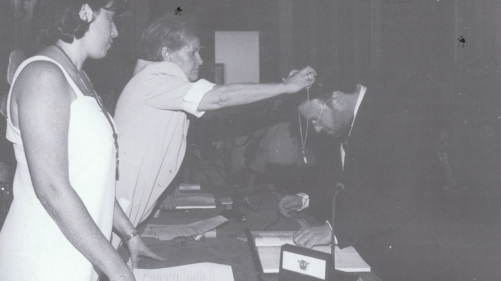 Susana Díaz, en la mesa de edad en el pleno donde se invistió como alcalde a Alfredo Sánchez Monteseirín, en 1999.