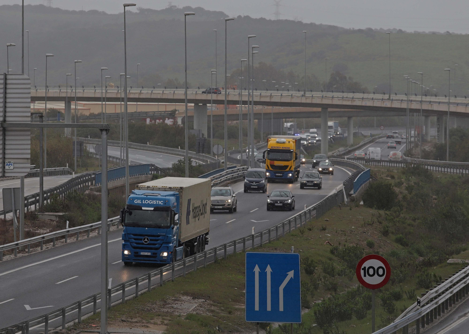 Camiones circulan por la A-7 a la altura de Los Barrios.