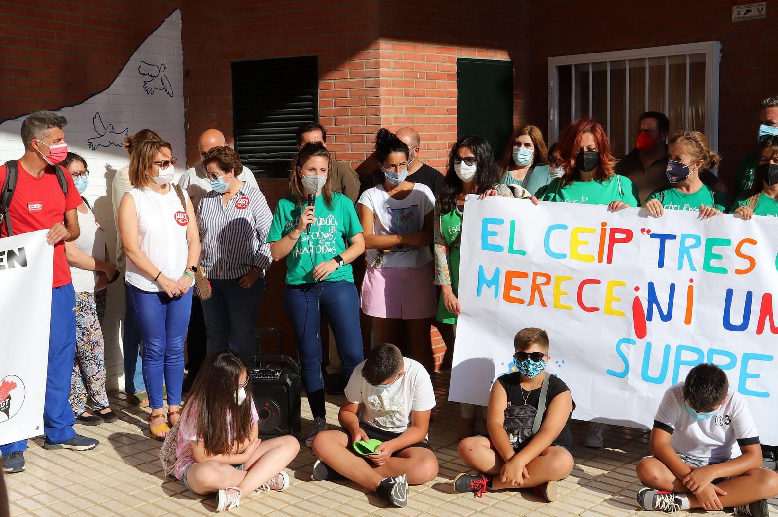 Imágenes de la concentración de profesores, padres y alumnos del Colegio Tres Carabelas