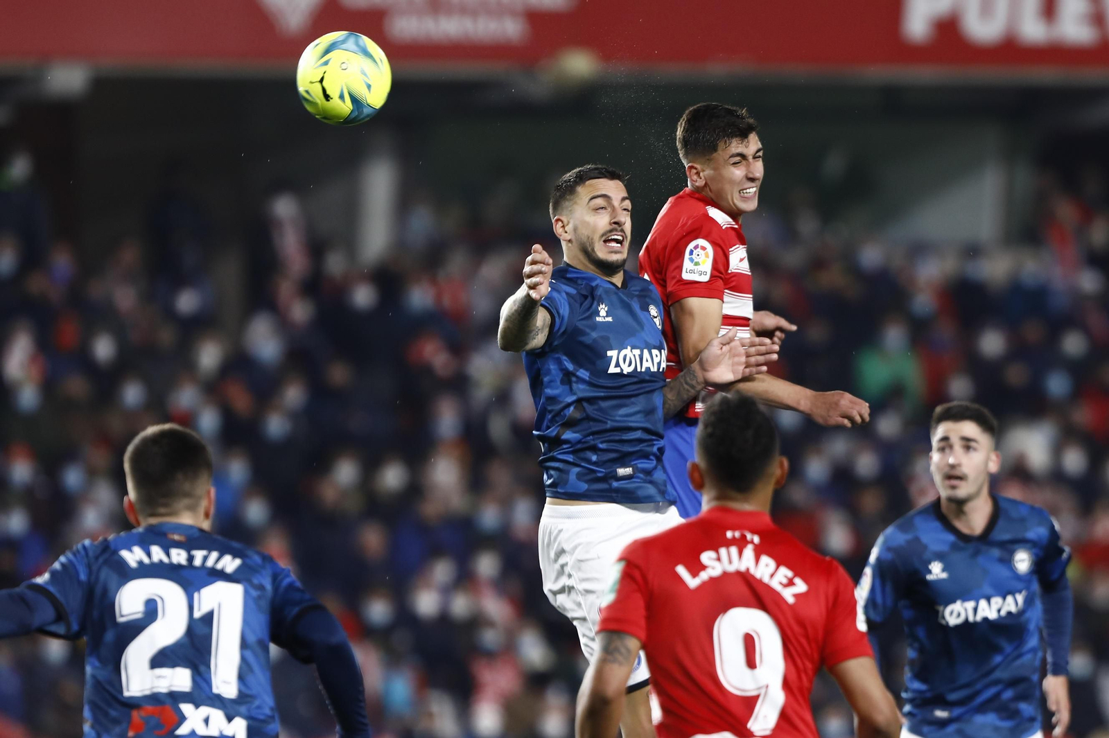 Torrente gana una pugna aérea a Joselu.