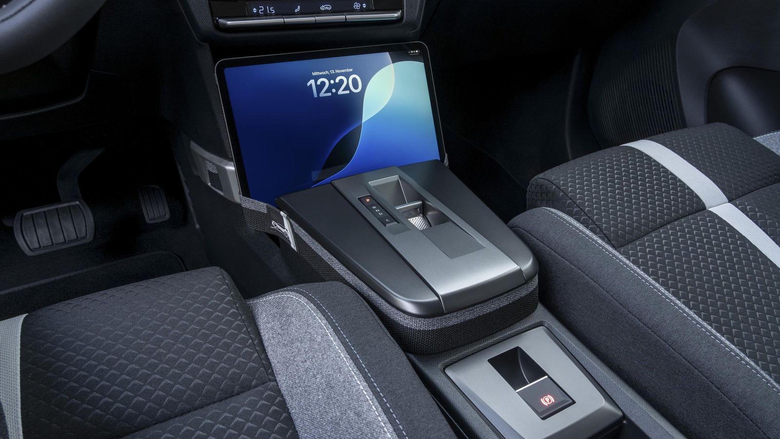 Entre la aportaciones funcionales originales del Frontera están estas piezas flexibles capaces de sostener, por ejemplo, una tablet.