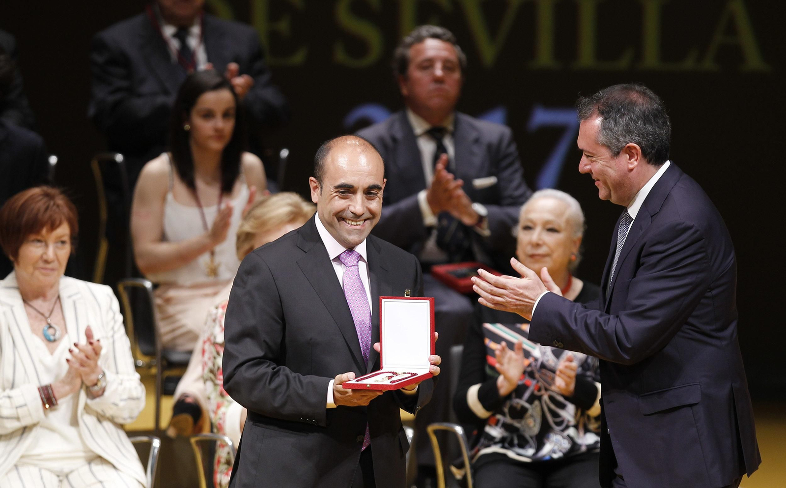 La entrega de las medallas de Sevilla, en imágenes
