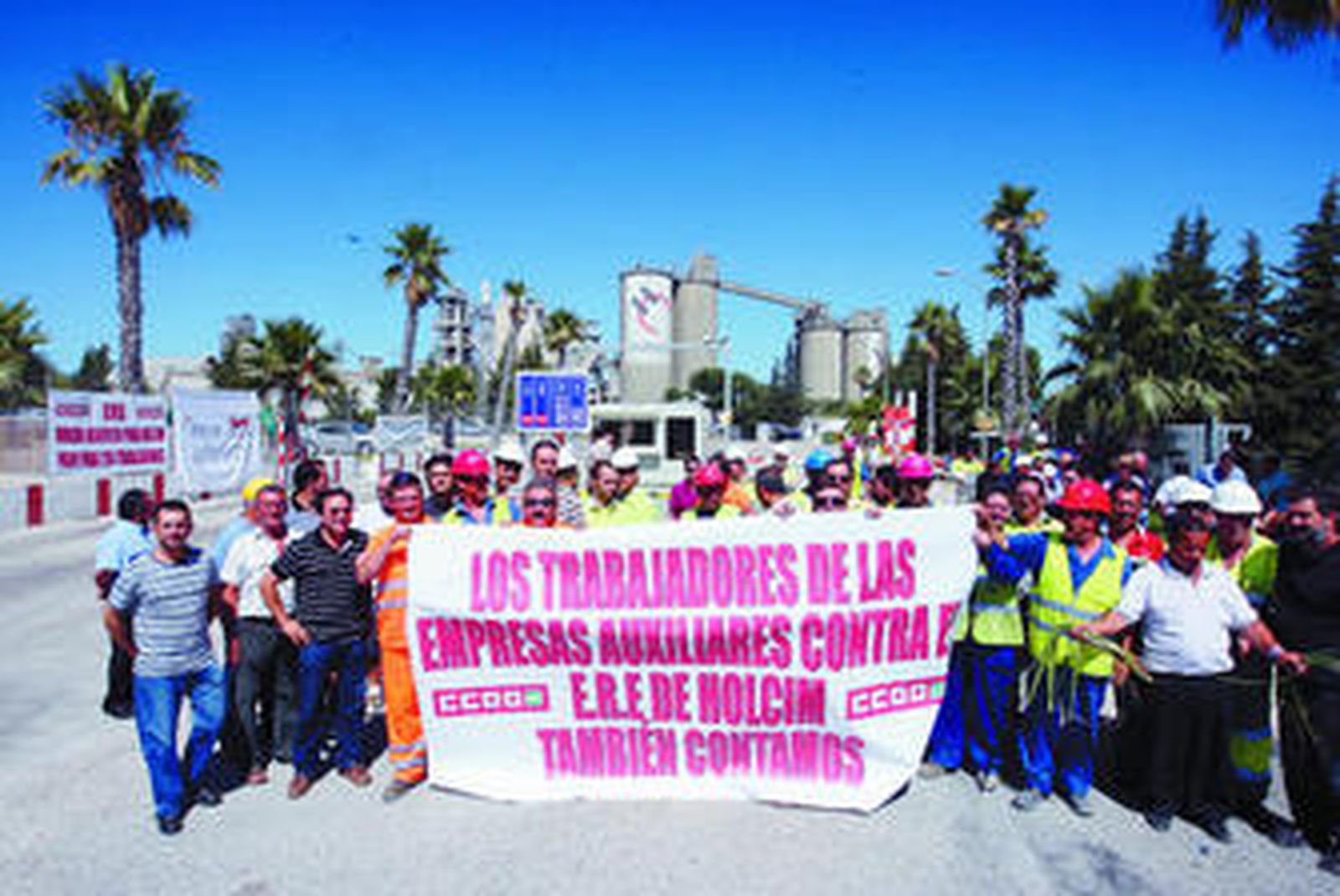 Protesta de los empleados de Holcim, ayer a las puertas de la fábrica.