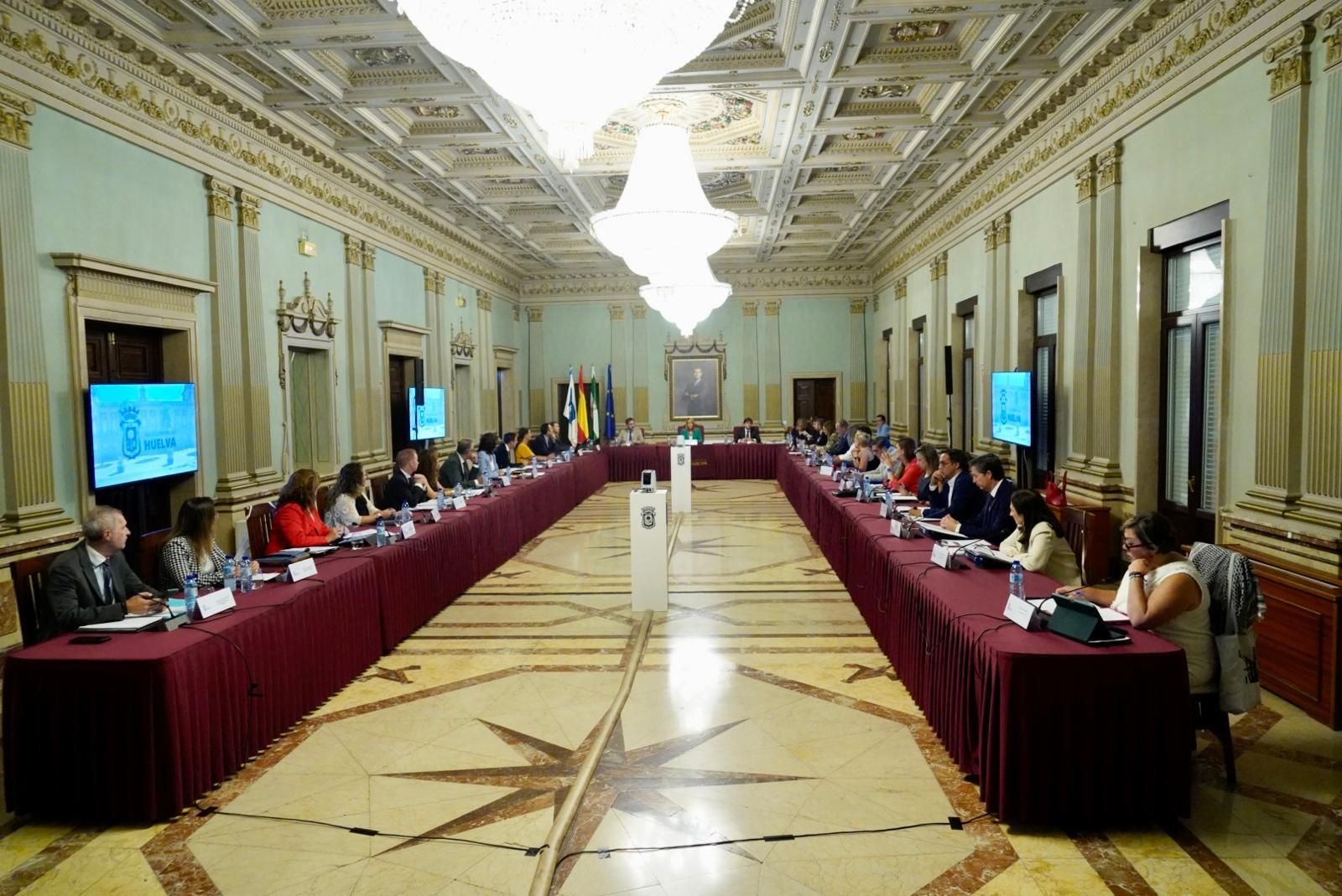 Celebración del pleno ordinario de septiembre en el Ayuntamiento de Huelva, este viernes.
