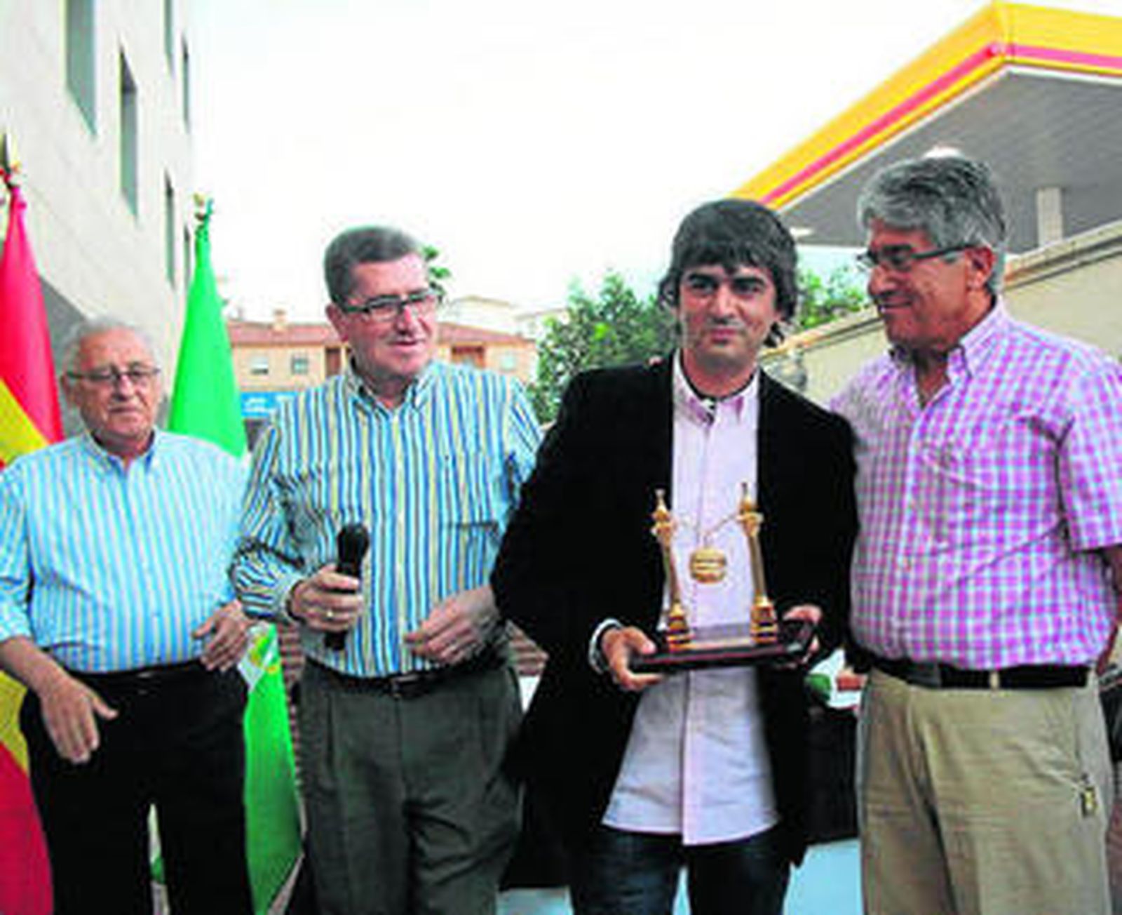 Carlos Pérez recibe el Farolillo Especial, ayer, en el hotel Aura.