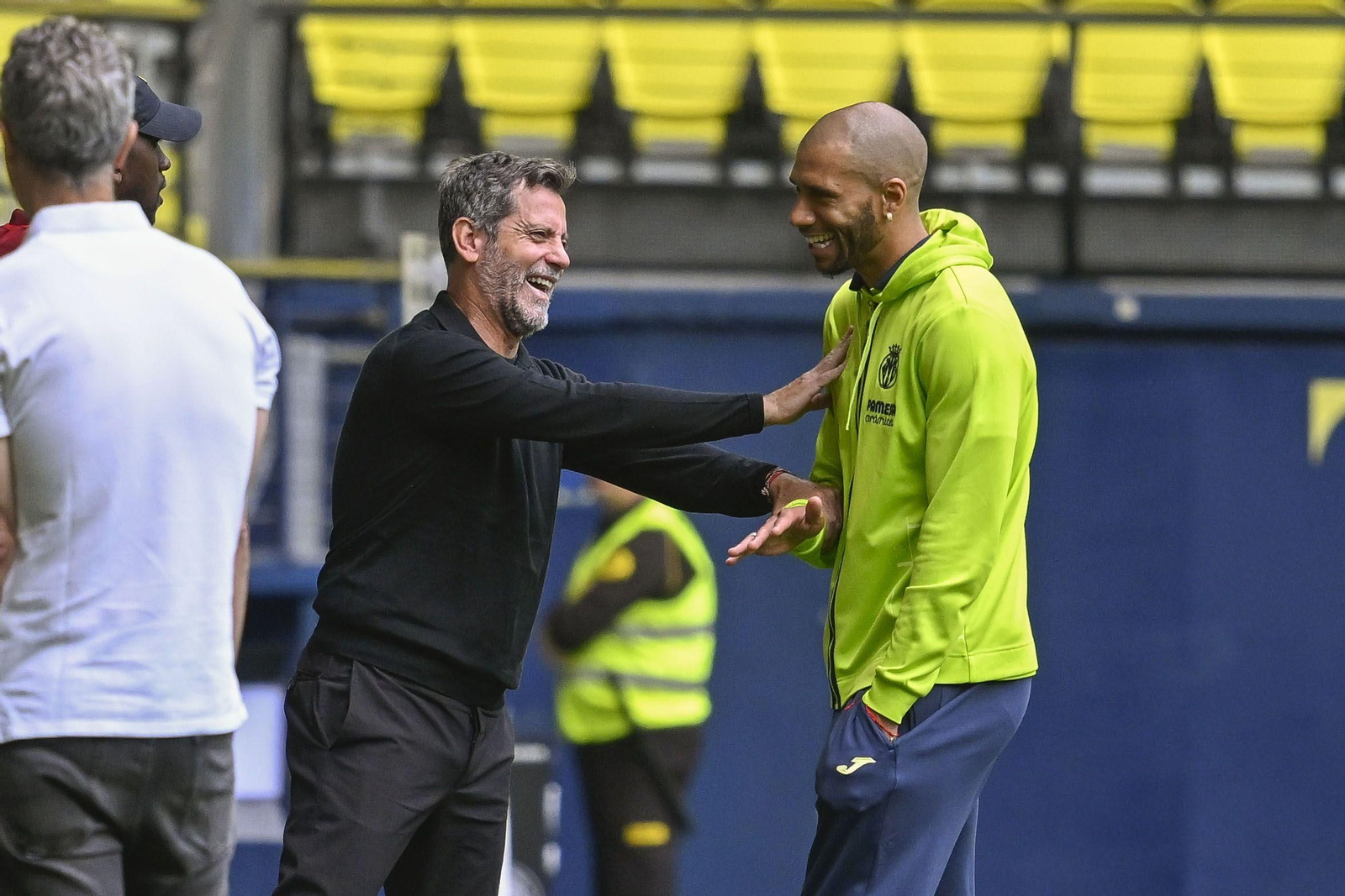 Quique saluda a Capoue antes del partdo.