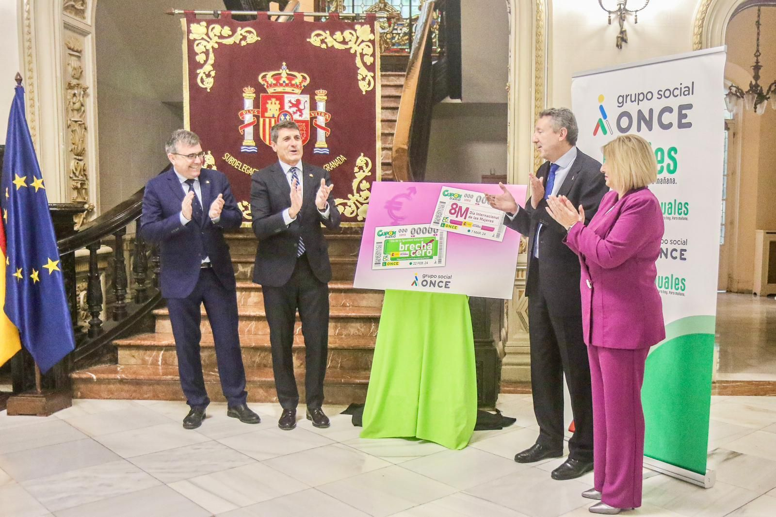 Momento de la presentación del cupón de la ONCE en la Sudelegación del Gobierno en Granada
