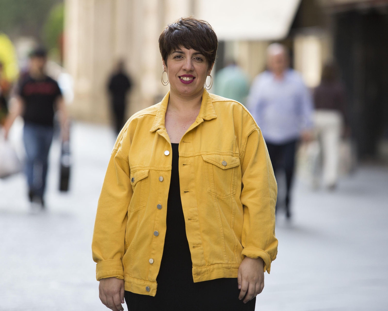 La periodista y escritora Carmen G. de la Cueva (Alcalá del Río, 1986), fotografiada en una calle del centro de Sevilla.