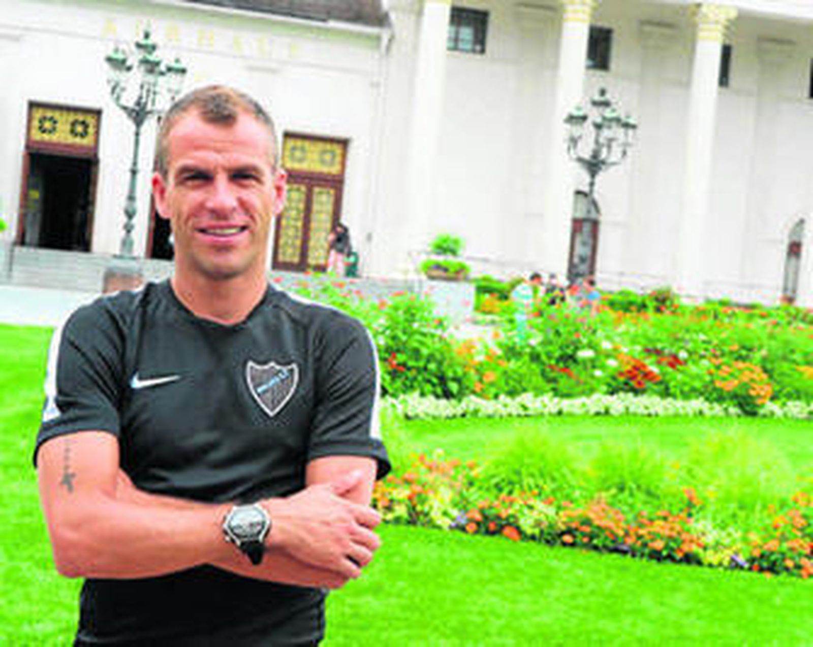 Duda posa en las inmediaciones del hotel.