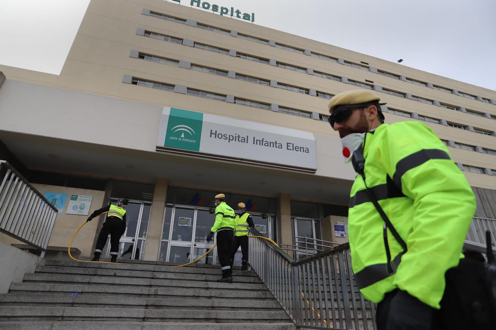 Imágenes de la UME realizando trabajos de limpieza y desinfección en el Hospital Infanta Elena de Huelva