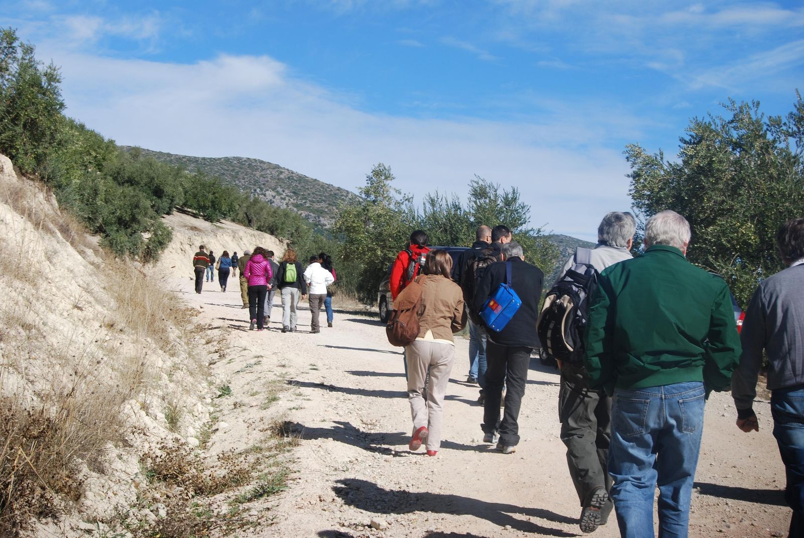 Un grupo de excursionistas recorre un sendero del espacio protegido.