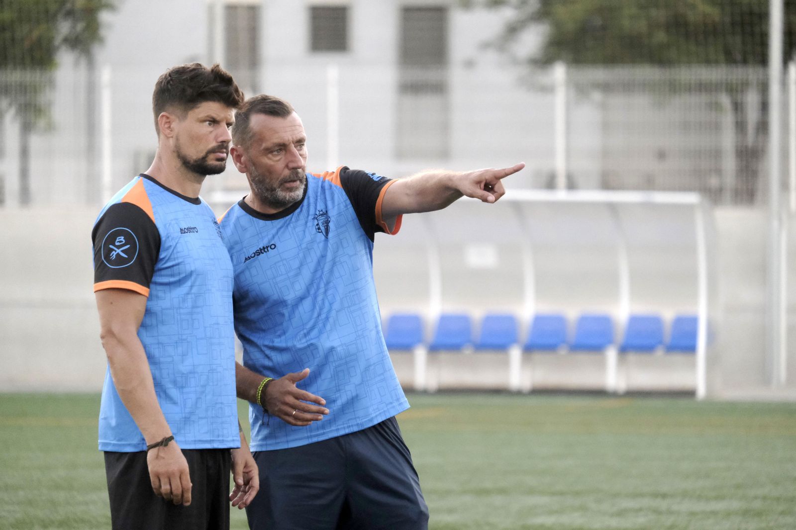 Juan Carlos Quero hace indicaciones durante un entrenamiento.