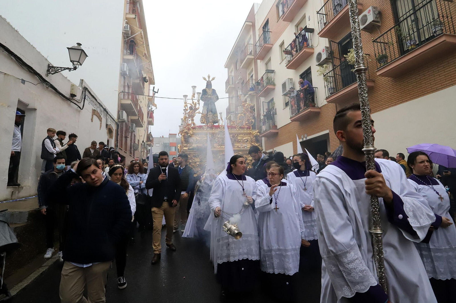 Imágenes de la procesión del Cautivo  bajo la lluvia en Huelva