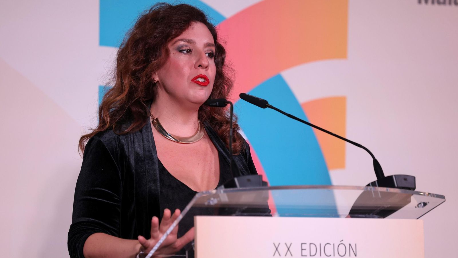 Perles dirigiéndose al auditorio.