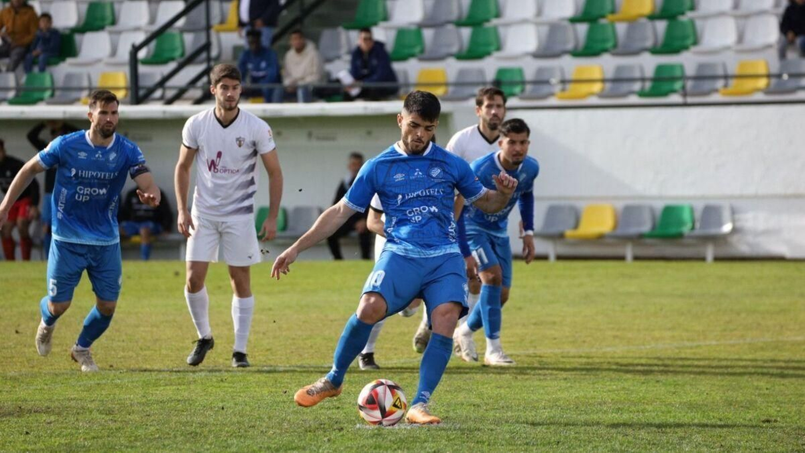 Carri, de penalti, abrió el marcador en Pozoblanco en el partido de la primera vuelta (2-2).