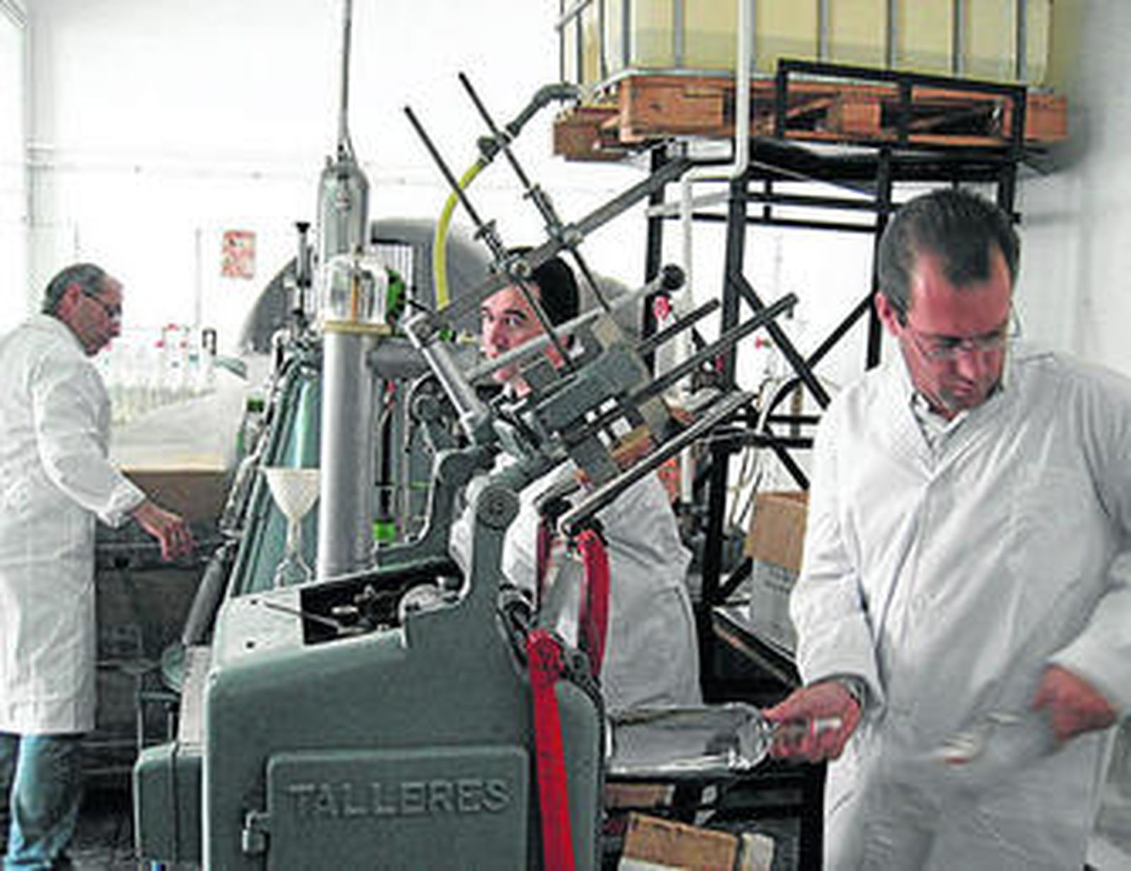 Los trabajadores de la destilería municipal, el primer día de su actividad, el 14 de noviembre de 2006.