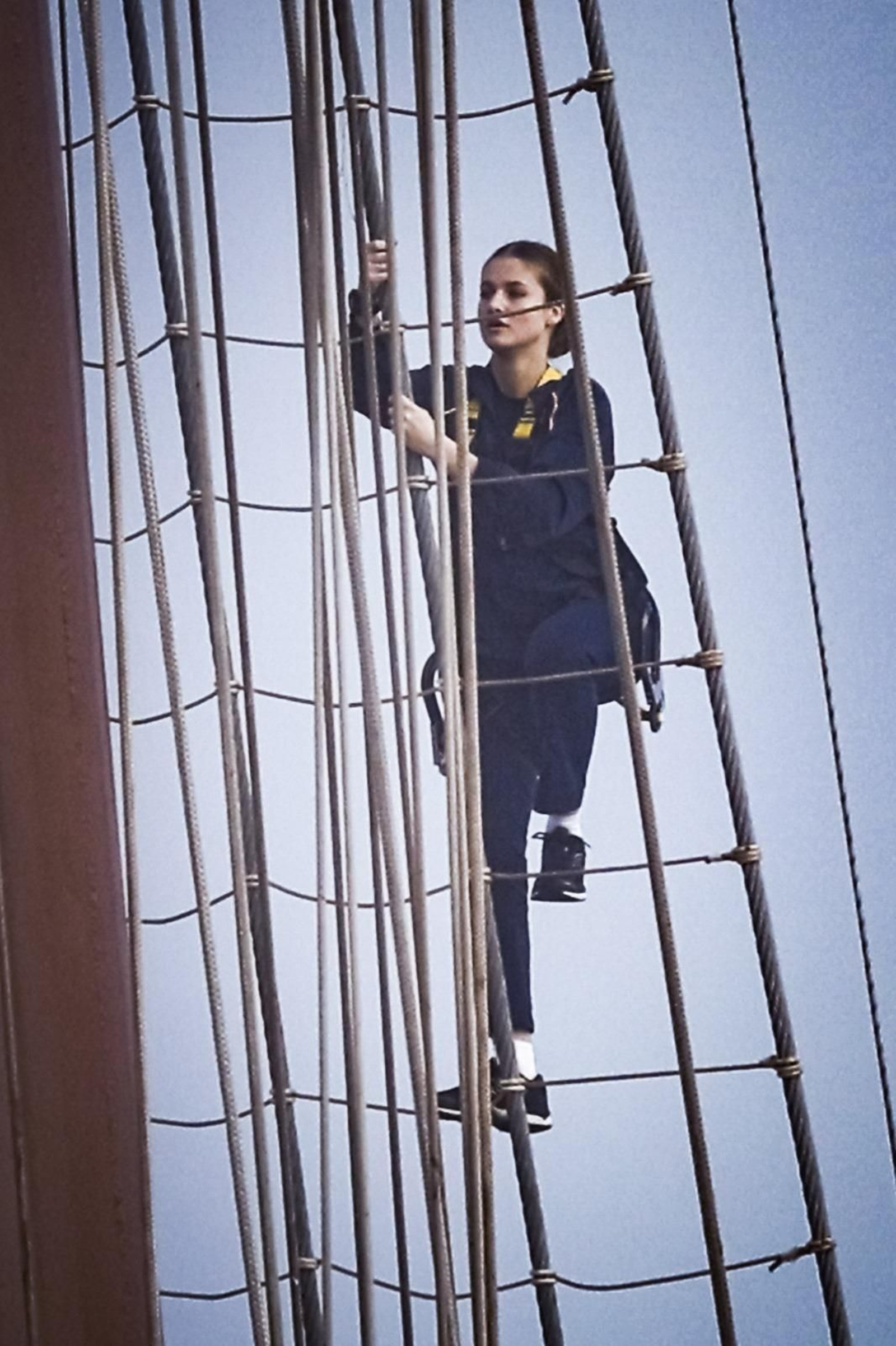 Así ha sido la subida de la Princesa Leonor a uno de los palos del 'Elcano' en Cádiz
