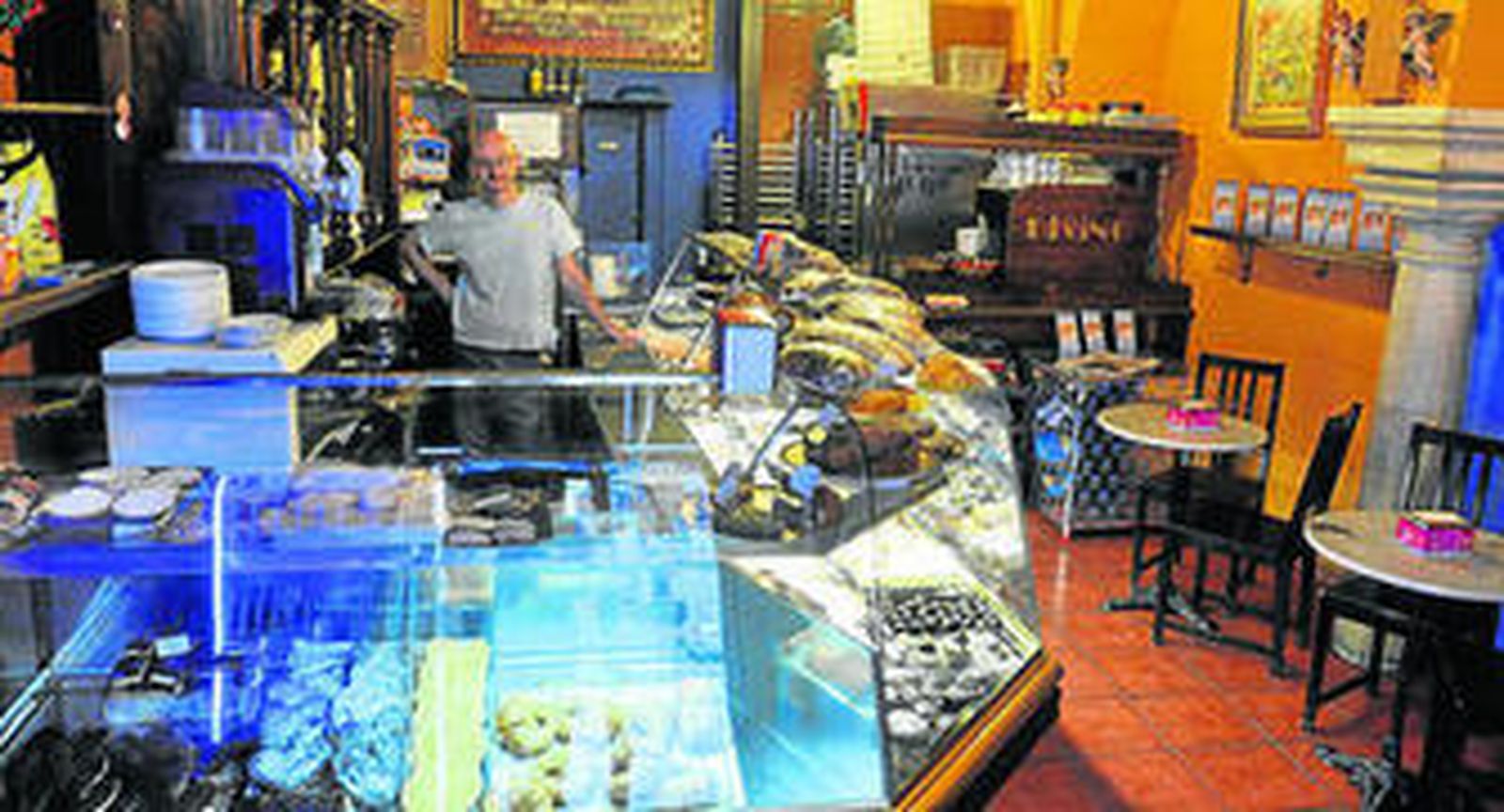 El local tiene también una zona de mesas.