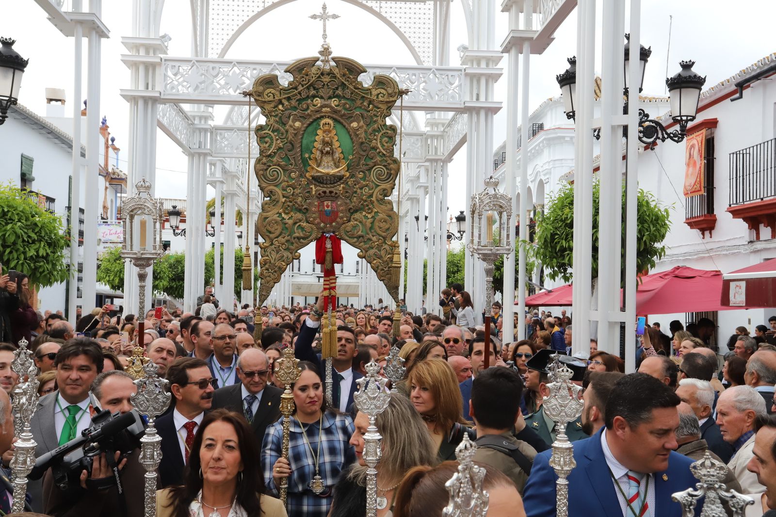 Imágenes de la misa de la Hermandad del Rocío de Huelva ante la Virgen del Rocío