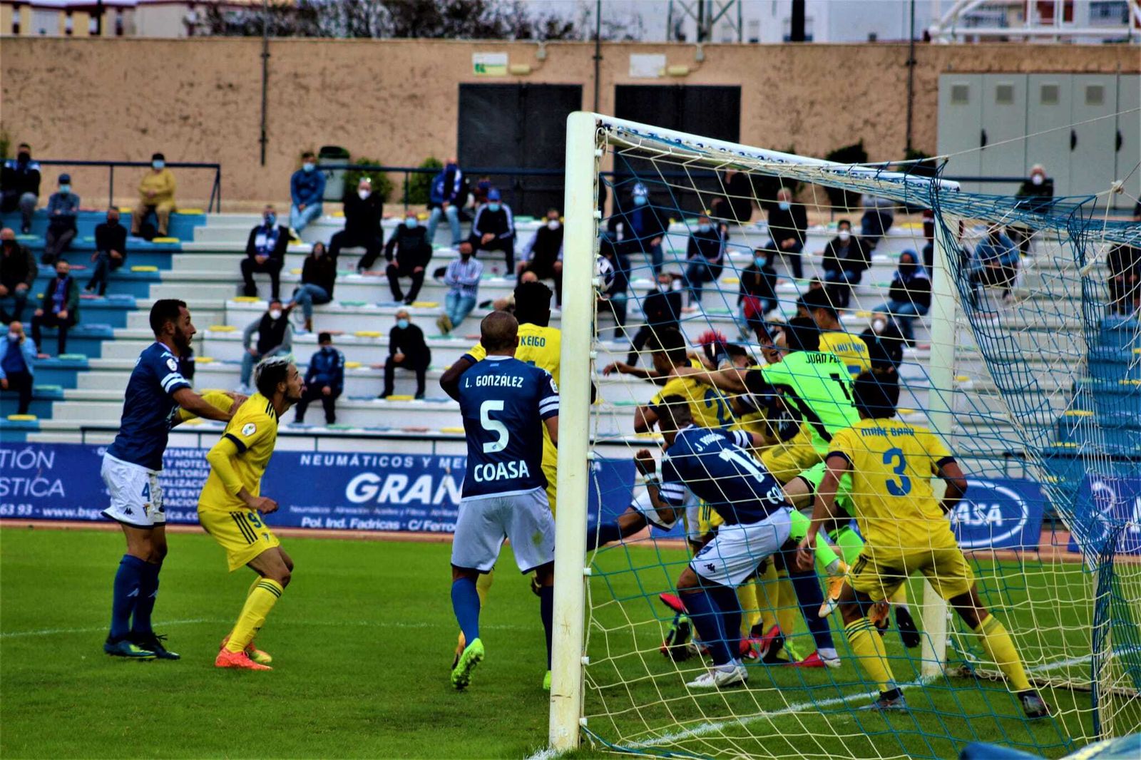 Juan Flere rechaza de puños en una de las muchas acciones ofensivas del San Fernando.