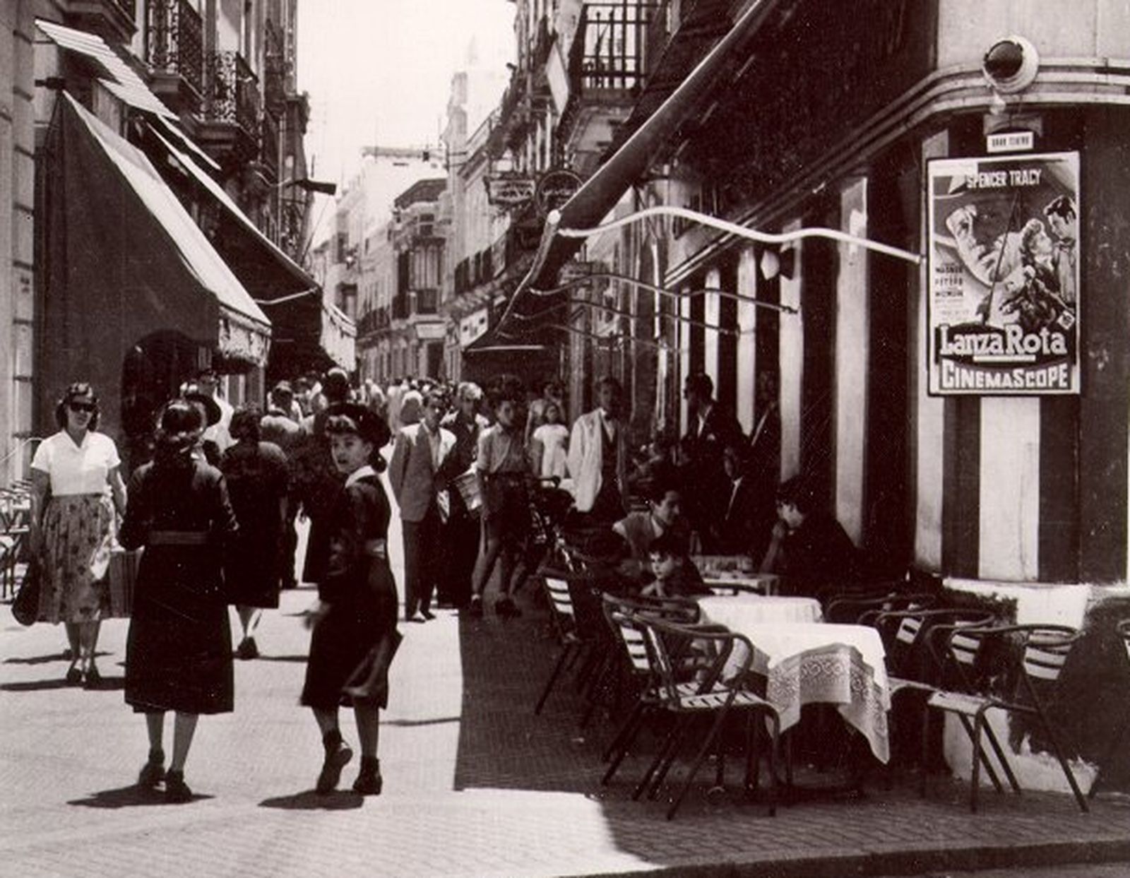 Una cartelera colgada en el Bar Onuba, en la esquina de la calle Palacio.