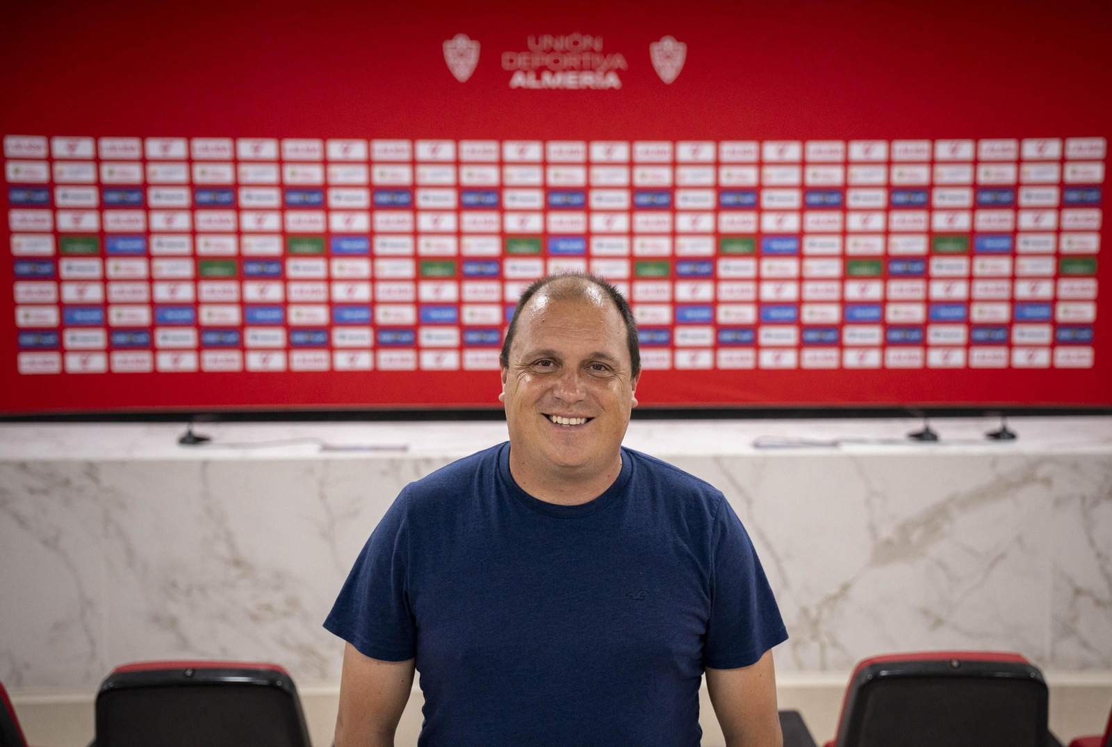 El técnico jienenses posa en las dependecias del Estadio de los Juegos Mediterráneos antes del desarrollo de la entrevista.