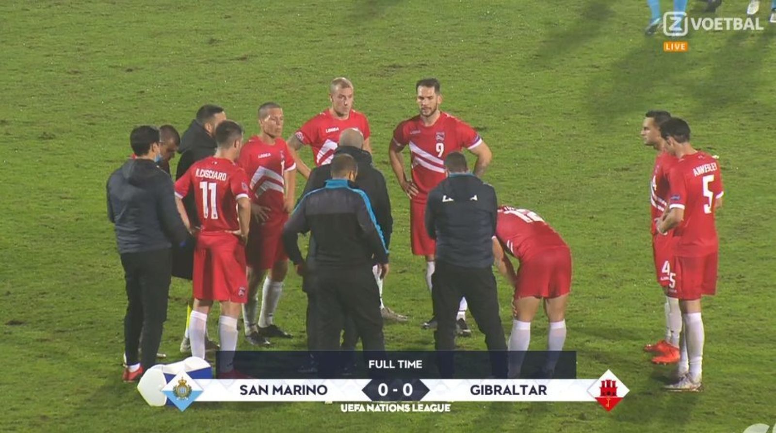 Los gibraltareños, con su entrenador, Julio Ribas.