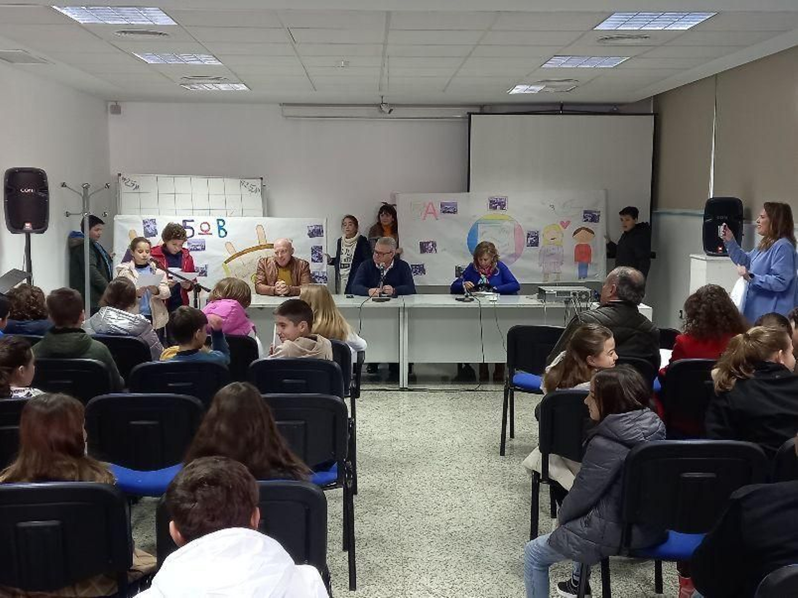 Los alumnos del colegio Santiago Ramón y Cajal hacen sus propuestas al equipo de gobierno. Los alumnos del colegio Santiago Ramón y Cajal hacen sus propuestas al equipo de gobierno.