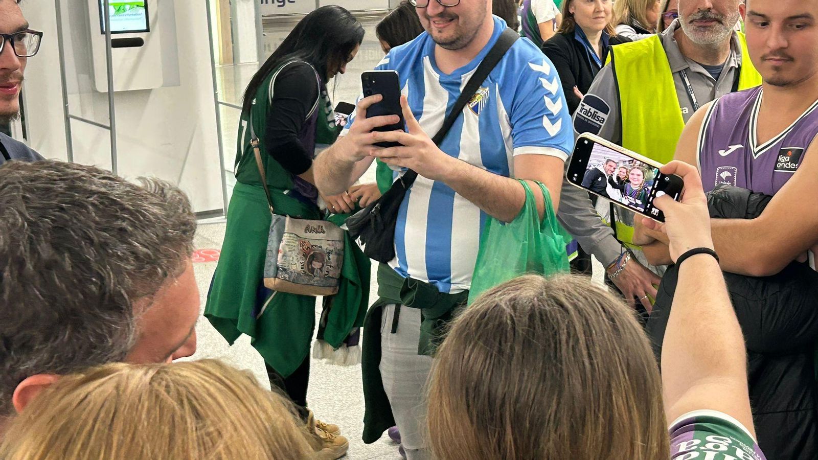 Alegría en el aeropuerto de Málaga.