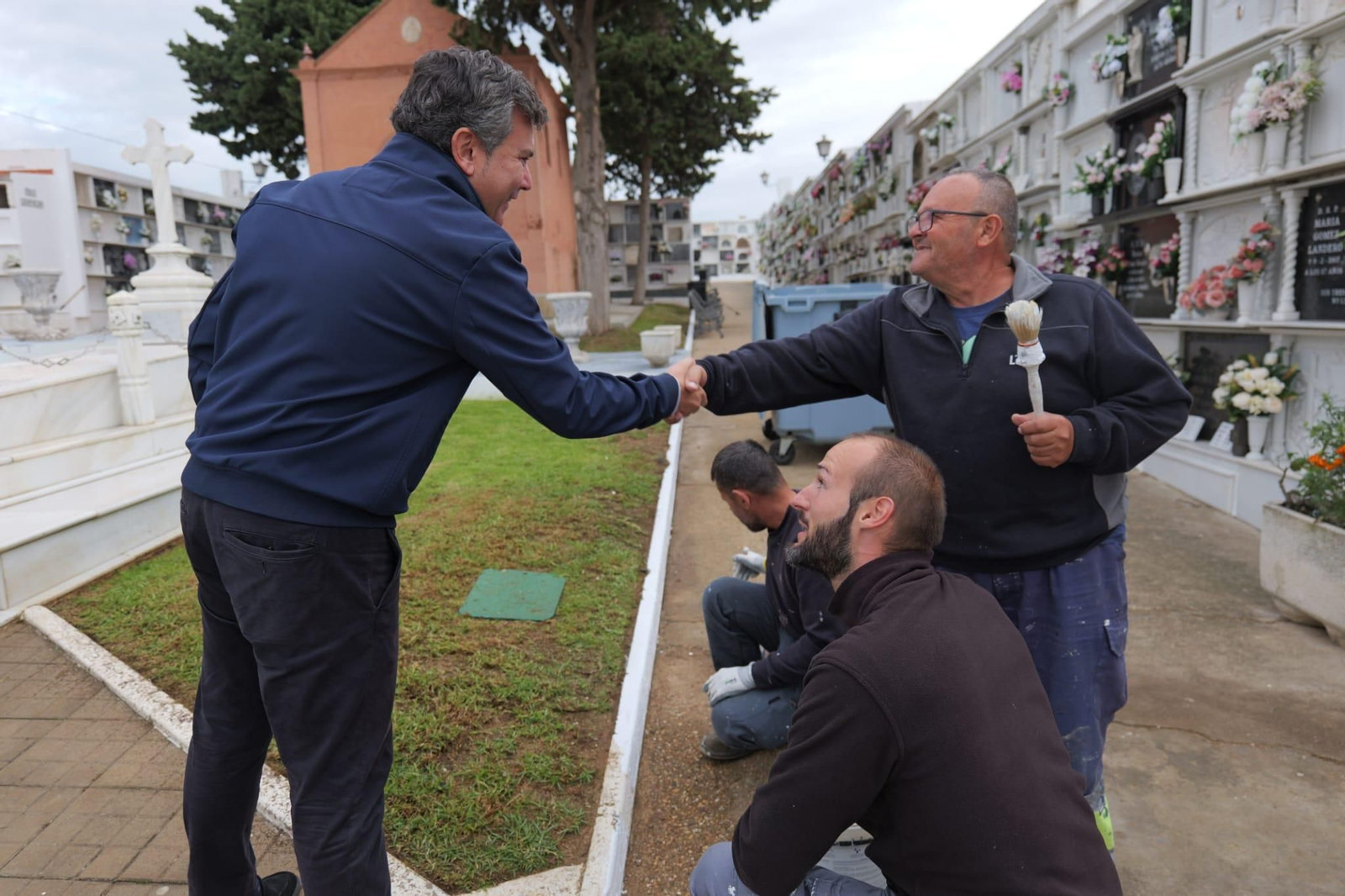 El alcalde de Lepe, Adolfo Verano, visita a los trabajadores en el cementerio municipal. El alcalde de Lepe, Adolfo Verano, visita a los trabajadores en el cementerio municipal.
