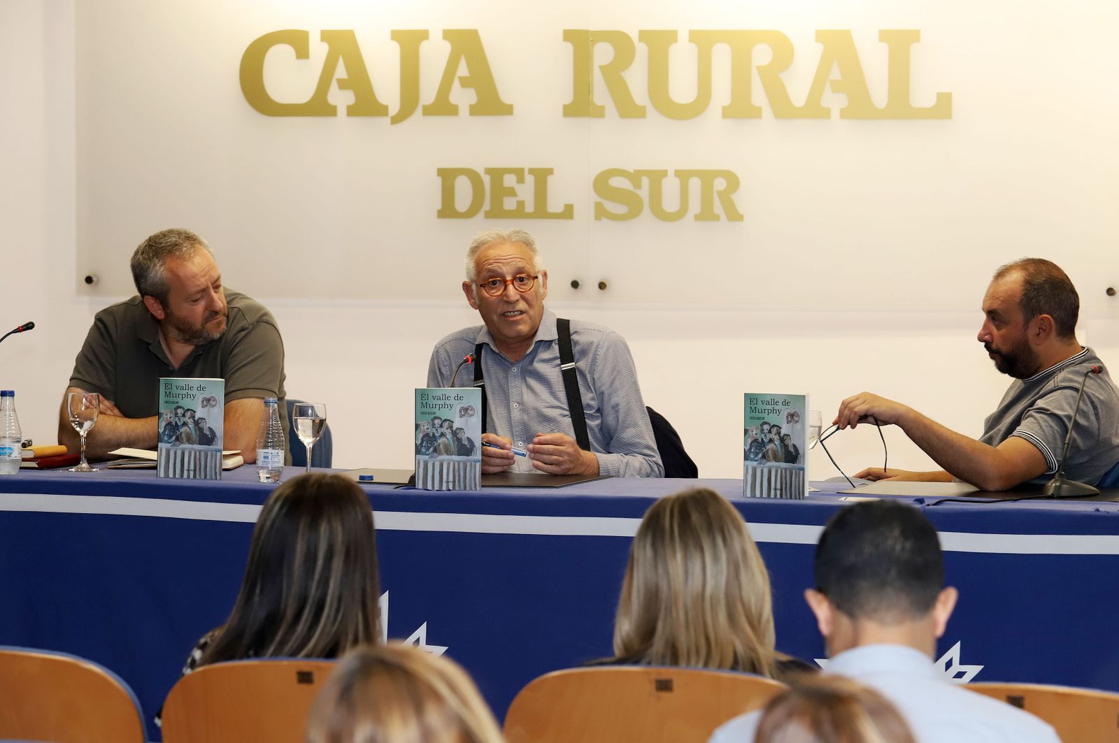 El autor de ‘El valle de Murphy’, Paco Huelva, acompañado por el escritor Paco Silvera, presentador del acto, y por el editor Rafa Pérez.