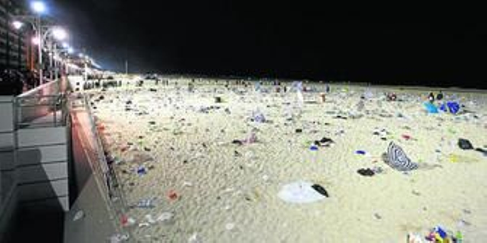 Estado en el que quedó la zona acotada de La Victoria en la mañana del domingo, tras la jornada festiva.