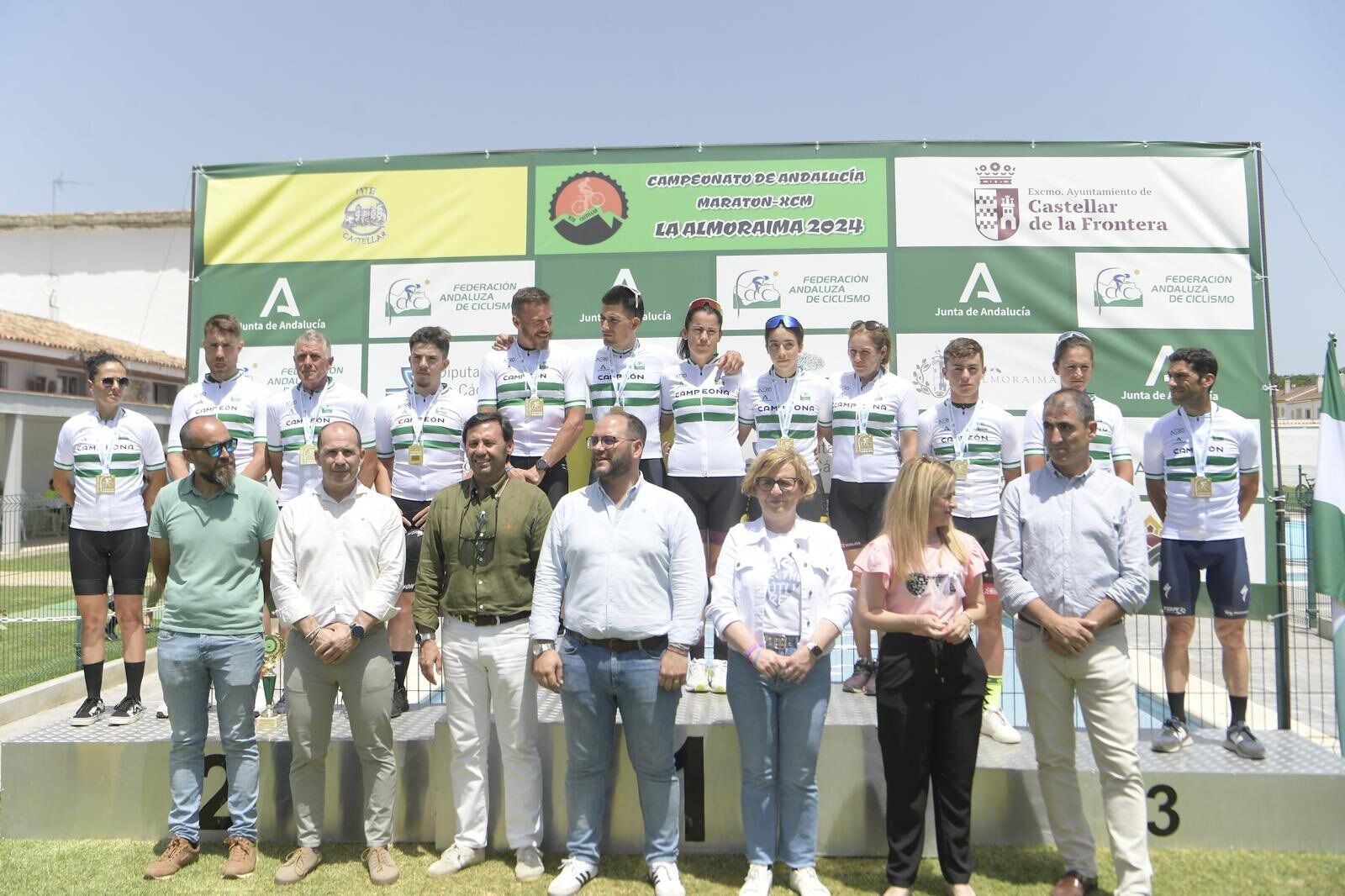 El podio, con todos los vencedores y las autoridades