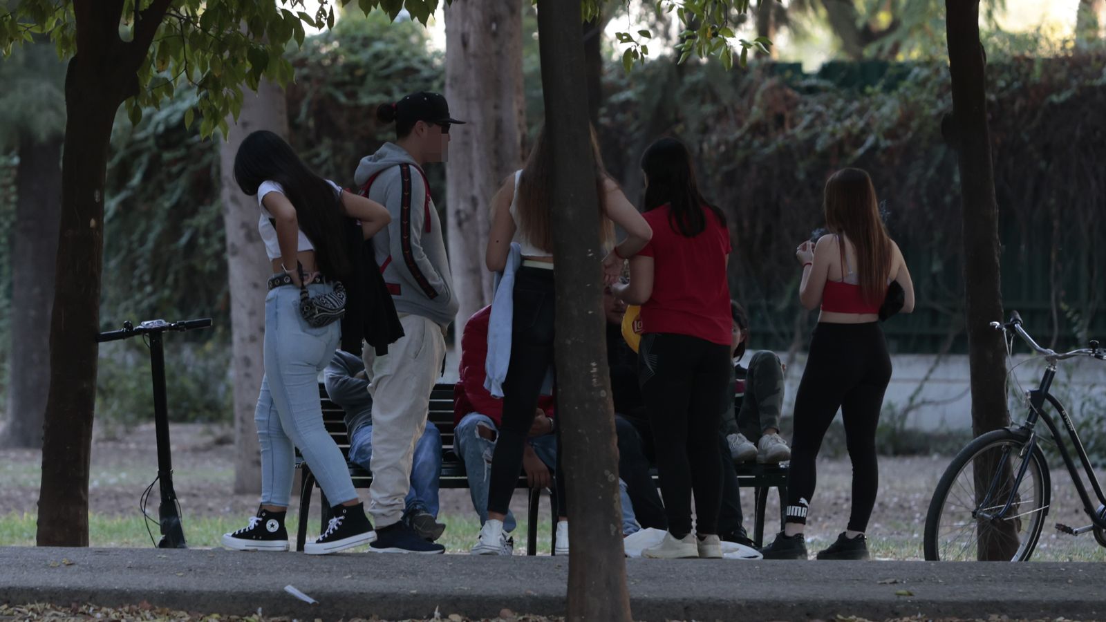 Los patinetes eléctricos también forman parte del paisaje habitual del recinto.
